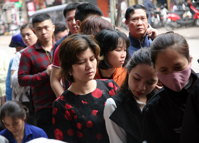 Hà Nội: Hàng trăm người xếp hàng từ 5h sáng mua bánh trôi - bánh chay Tết Hàn thực